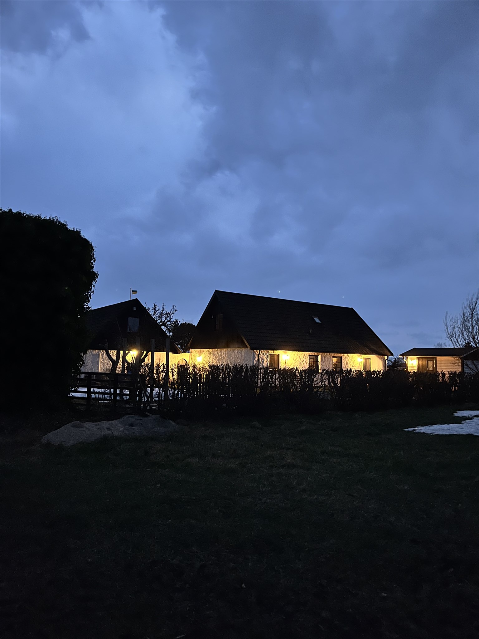 gård i kvällsljus.jpeg